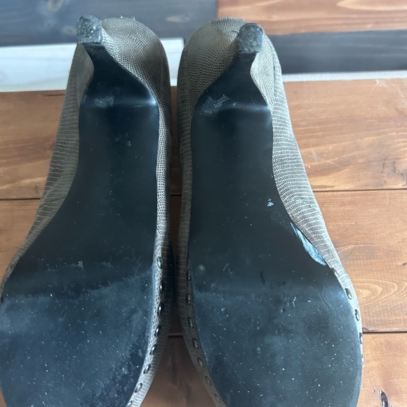 Tahari grey leather peep-toe heels - Picture 3 of 6